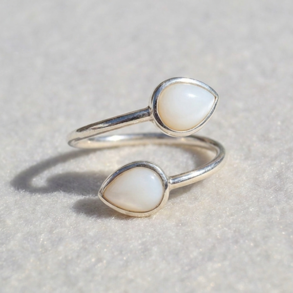 anillo de leche materna de plata con diseño de hojas
