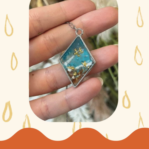 Cartel del taller Crea tu joya con resina del 31 de enero en El Nido, con foto de un colgante artesanal de resina azul y dorada.