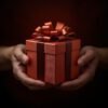 Manos entregando un regalo con sentido envuelto en una caja roja