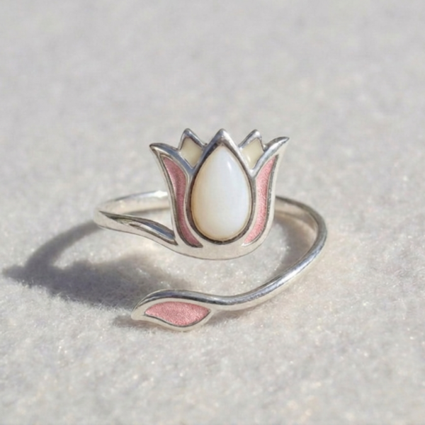 anillo loto de plata con detalles rosados