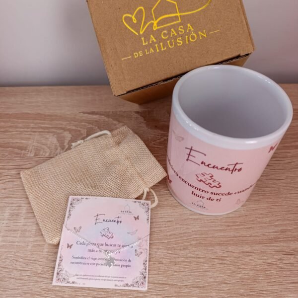 Pack Pulsera Puzle Encuentro con taza motivadora y tarjeta simbólica de La Casa de la Ilusión, ideal para crecimiento personal y etapas de transformación.