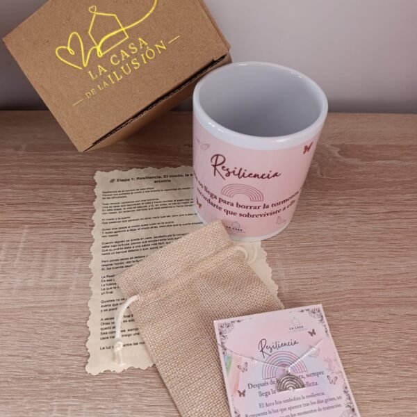 Pack Regalo Resiliencia con pulsera arcoíris, taza motivadora y leyenda de la etapa resiliencia de La Casa de la Ilusión