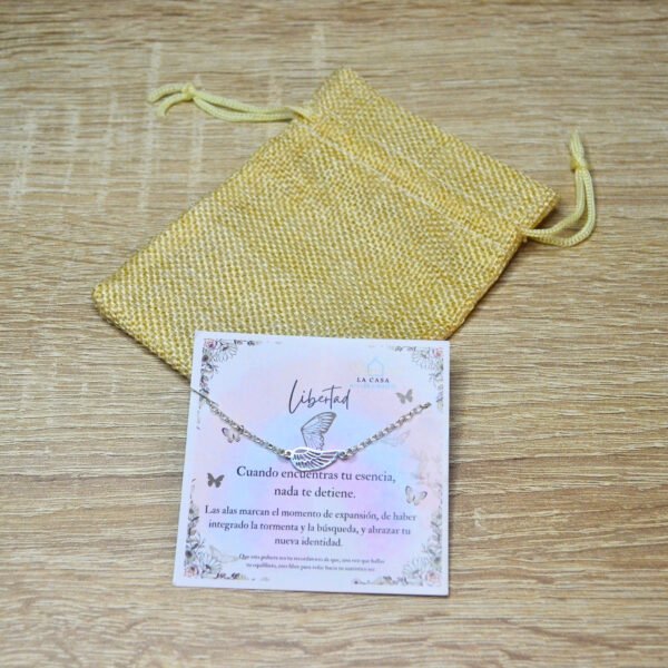 Pulsera Alas Libertad con tarjeta inspiracional y bolsita de regalo, un Regalo con Sentido para procesos de transformación.