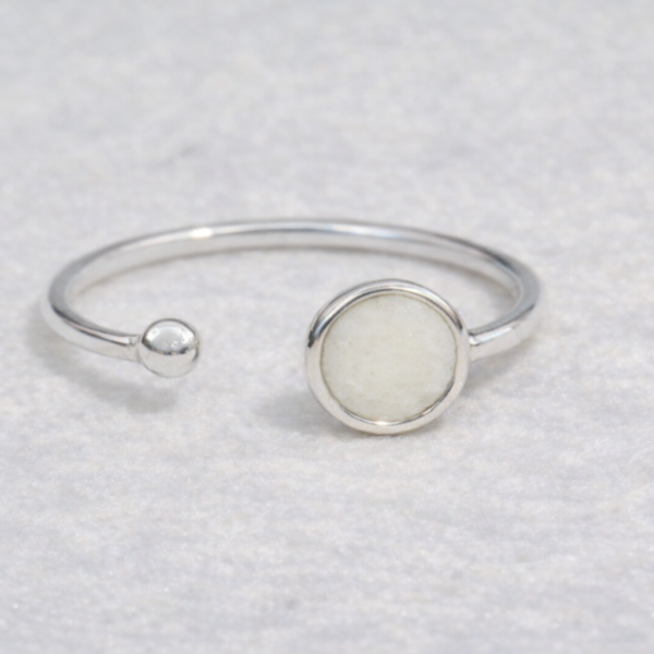 anillo abierto de plata con círculo de leche materna artesanal