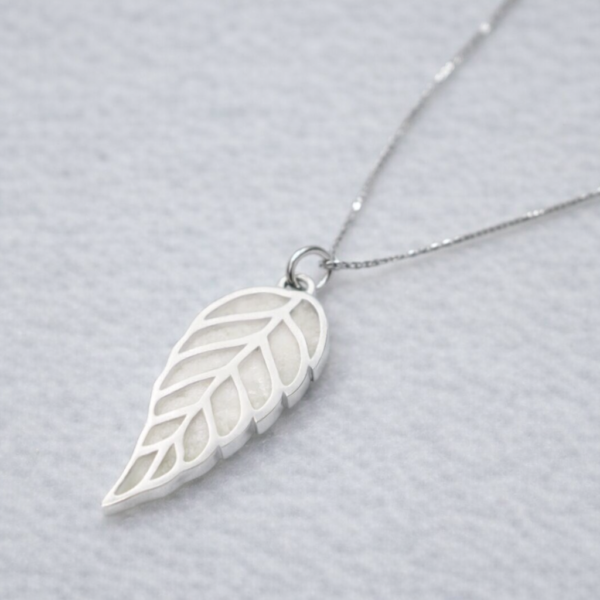 colgante hoja con leche materna de plata personalizado